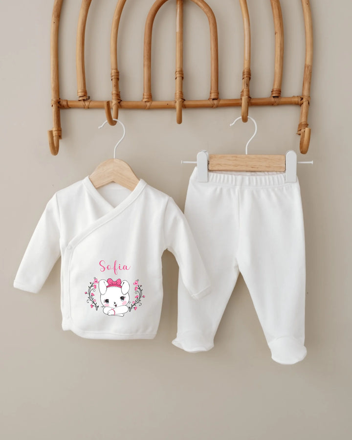 Gepersonaliseerde babyset met naam 'Sofia', inclusief overslagtruitje en broekje, ideaal als kraamcadeau.