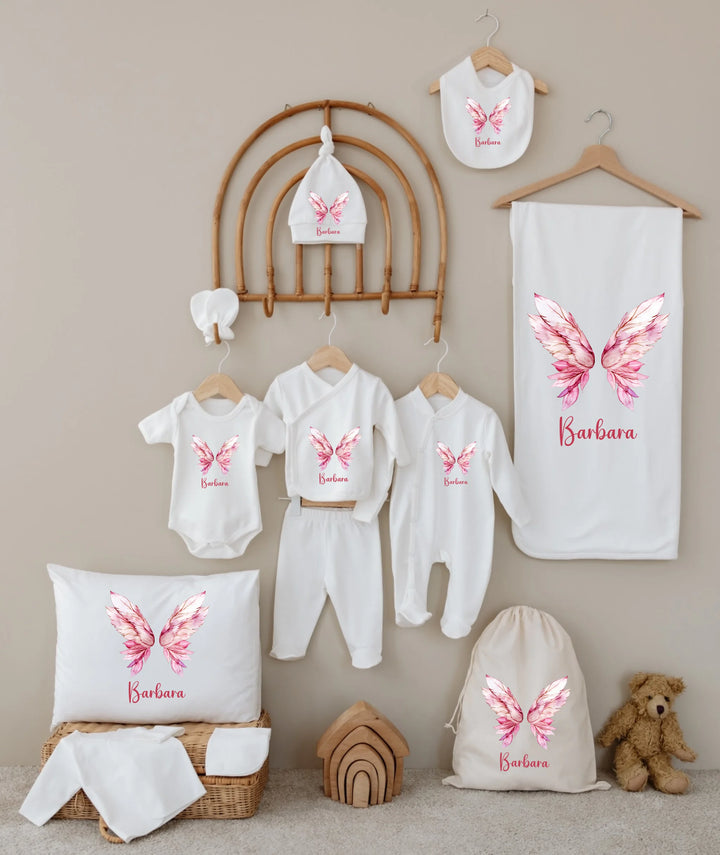 Vleugels gepersonaliseerde 12-delige babyset met naam 'Barbara', inclusief romper, mutsje en dekentje.
