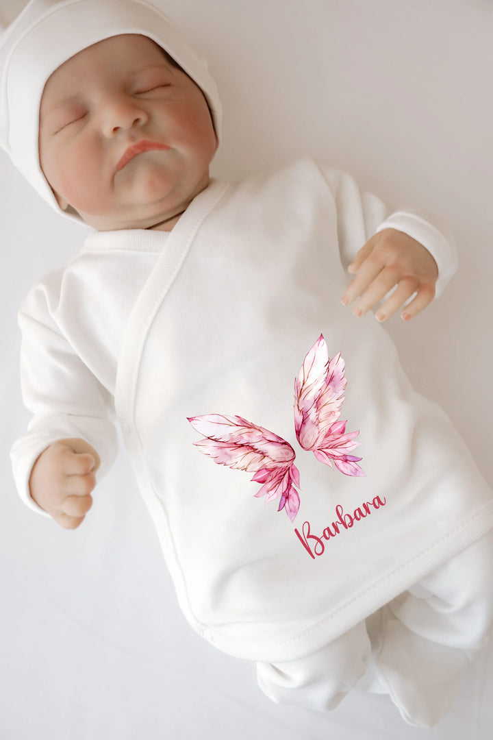 Gepersonaliseerde babyset met vlindervleugels en naam op romper, perfect cadeau voor nieuwe ouders.