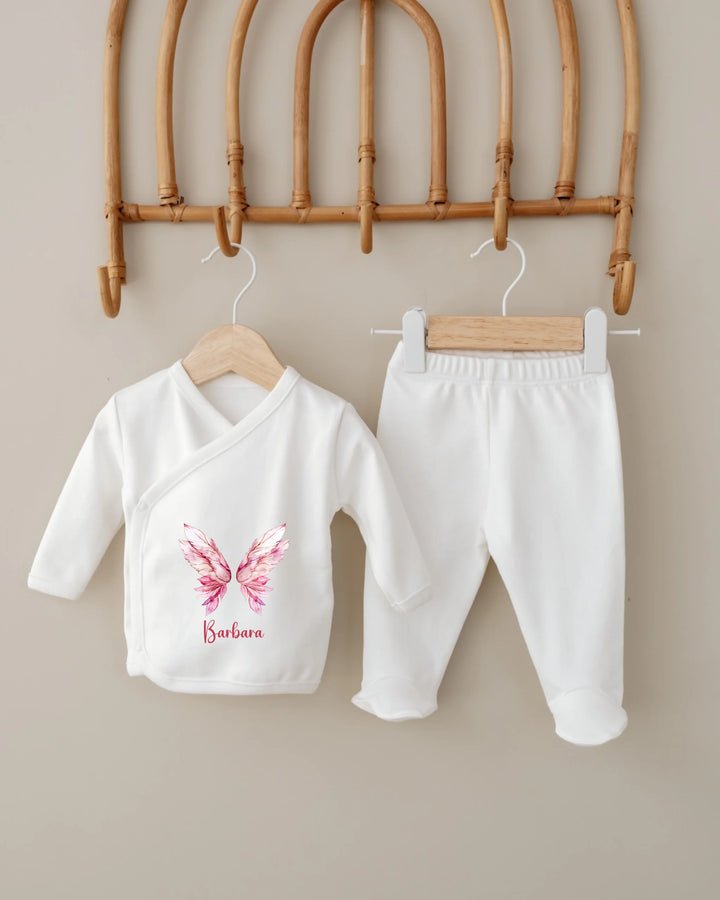 Gepersonaliseerde babyset met vlindervleugels en naam, witte romper en broekje, schattig en uniek cadeau.