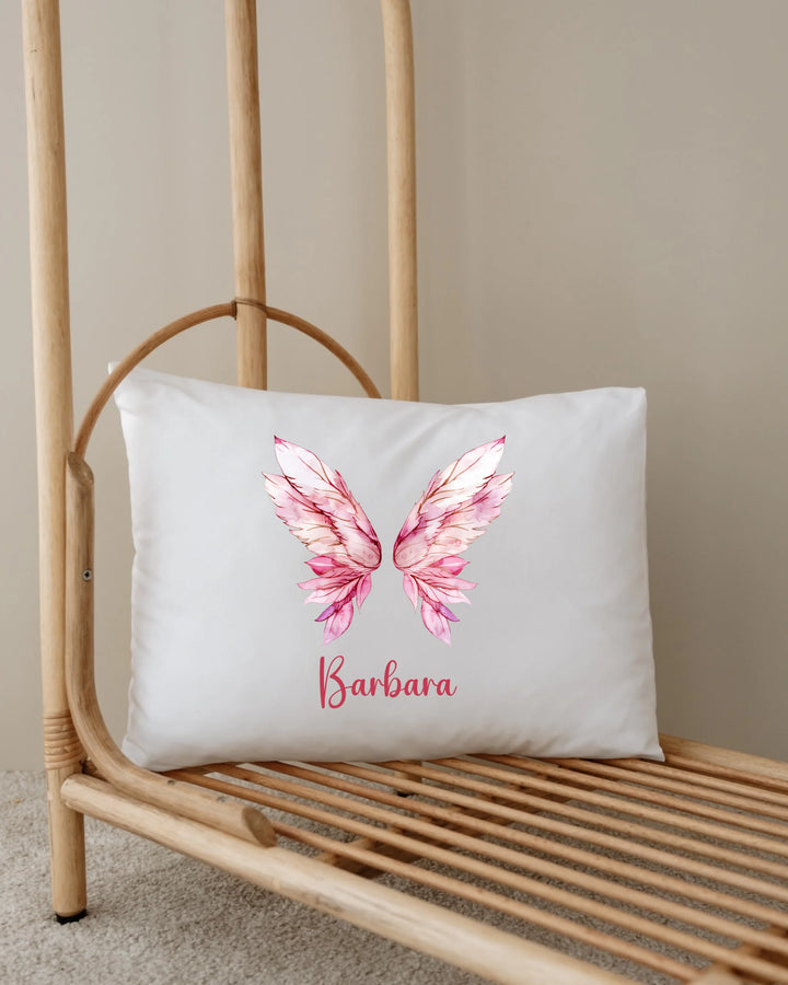 Gepersonaliseerd kussen met roze vleugels en naam Barbara, ideaal voor decoratie of cadeau.