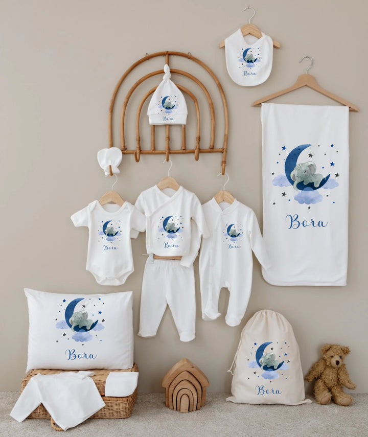 Gepersonaliseerde babykledingset met blauwe olifant en naam, inclusief romper, mutsje en dekens.