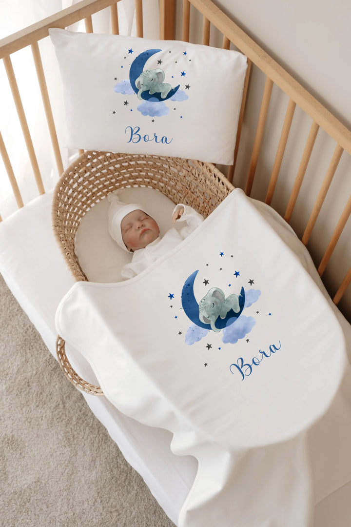 Gepersonaliseerde babybedset met blauwe olifant op maan en naam Bora, perfect voor pasgeborenen.