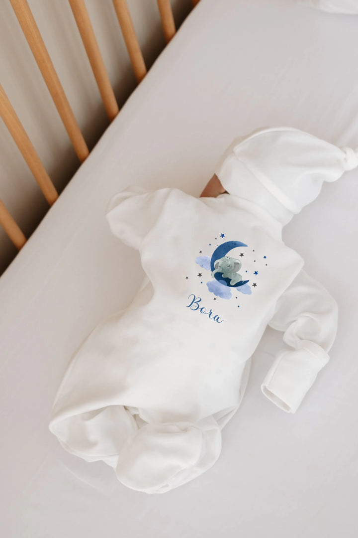 Gepersonaliseerde romper met blauwe olifant en naam op een maan voor pasgeboren jongens, zachte babykleding.