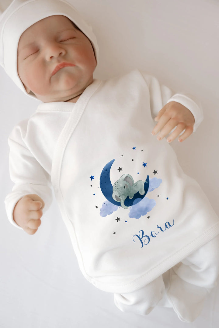Gepersonaliseerde babyset met blauwe olifant op maan en naam Bora, perfect voor pasgeboren jongens.