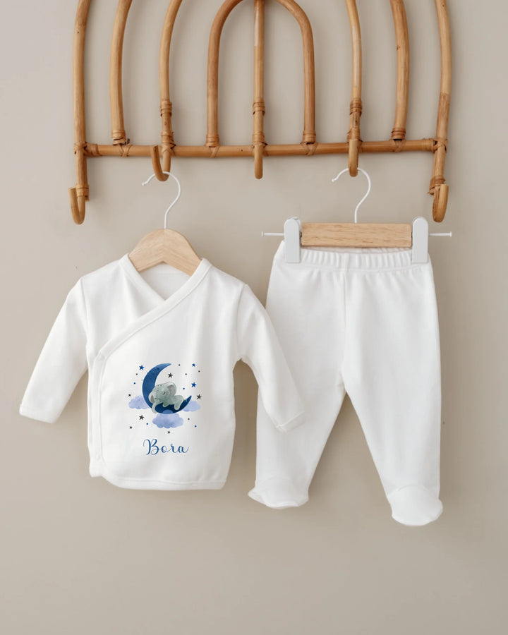 Gepersonaliseerde babyset met olifant op maan en naam 'Bora', bestehend uit truitje en pyjamabroek.