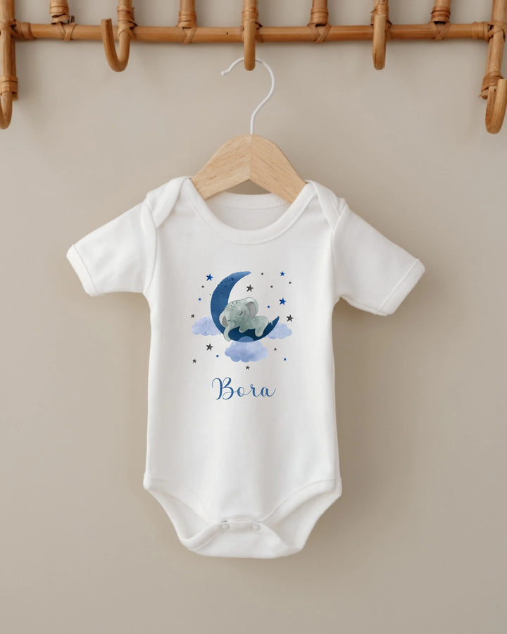 Witte babyromper met blauwe olifant, maan en sterren, gepersonaliseerd met de naam Bora.