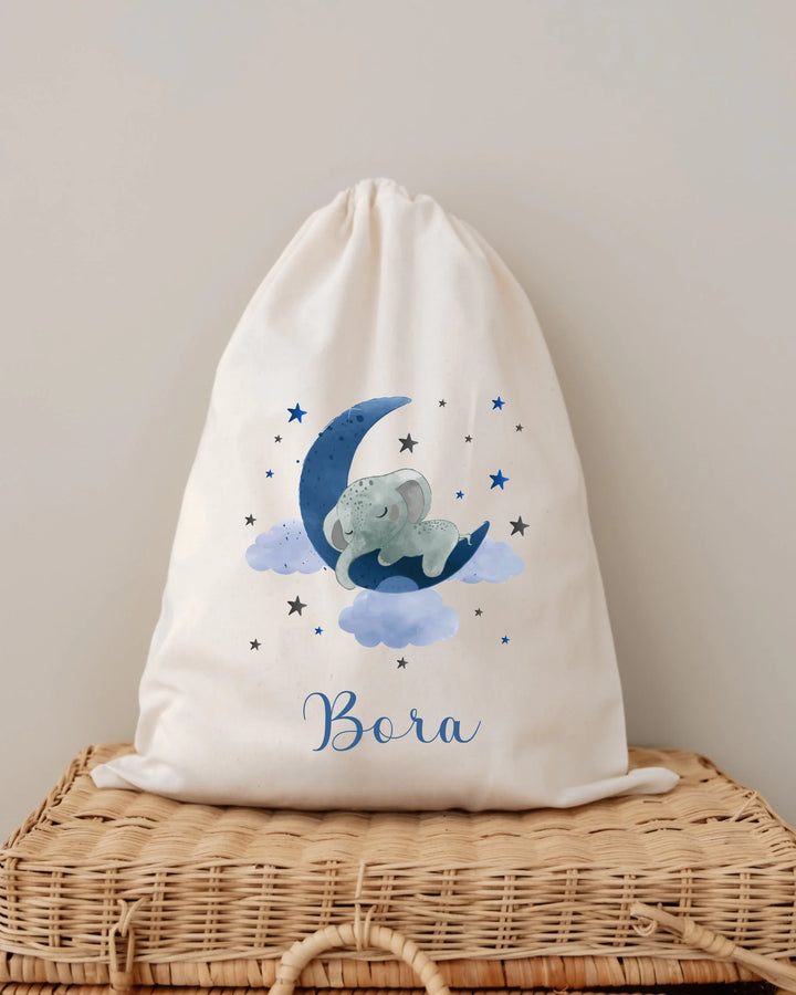 Gepersonaliseerde opbergzak met blauwe olifant, maan en naam Bora voor babyspullen.
