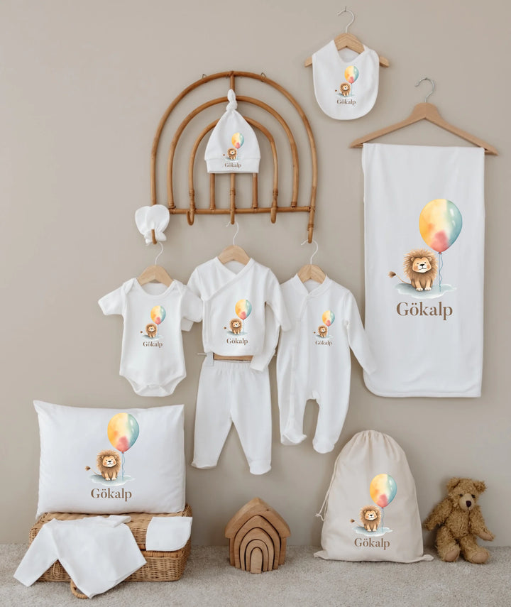 Gepersonaliseerde babyset met leeuw en ballon, inclusief romper, muts en dekentje met naam, ideaal als geboortecadeau.