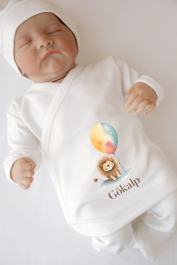 Gepersonaliseerde babyset met schattige leeuw en ballon, naam 'Gökalp' op romper in een witte outfit.
