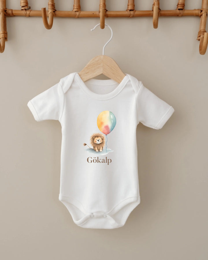 Gepersonaliseerde romper met schattige leeuw en ballon, ideaal voor baby's, met naam Gökalp.