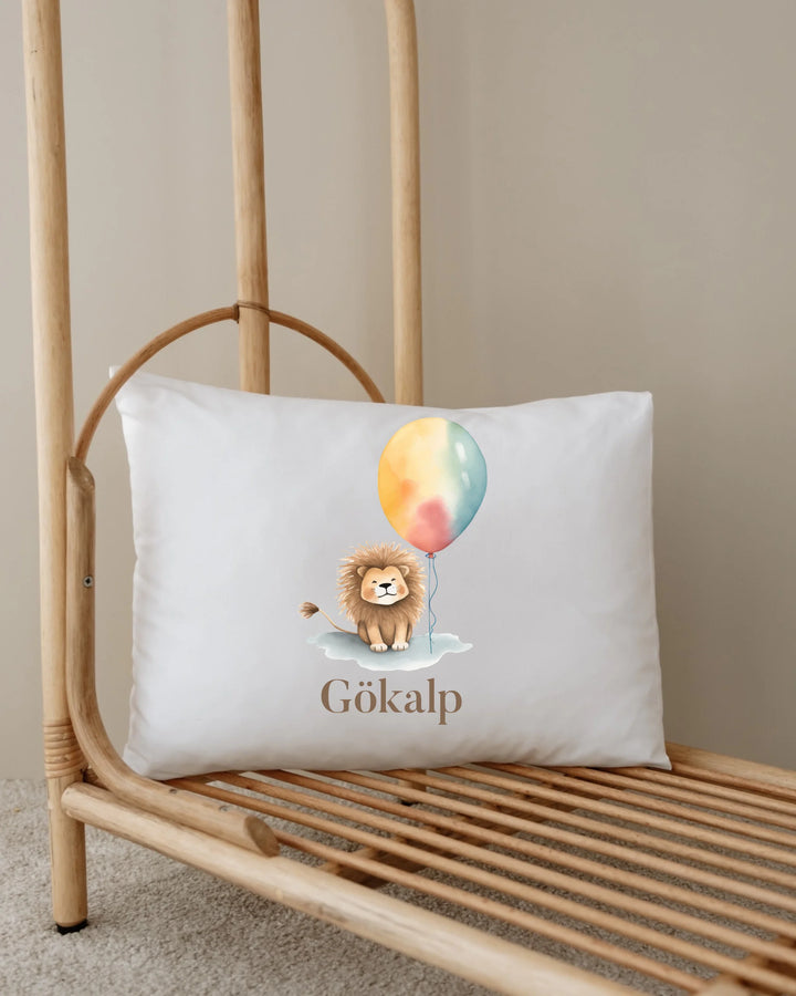 Decoratieve kussen met een schattige leeuw en ballon, gepersonaliseerd met de naam Gökalp.
