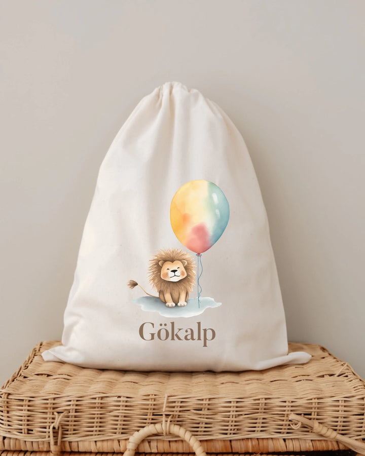 Gepersonaliseerde tas met schattige leeuw en ballon, naam Gökalp, perfect voor babypakjes.