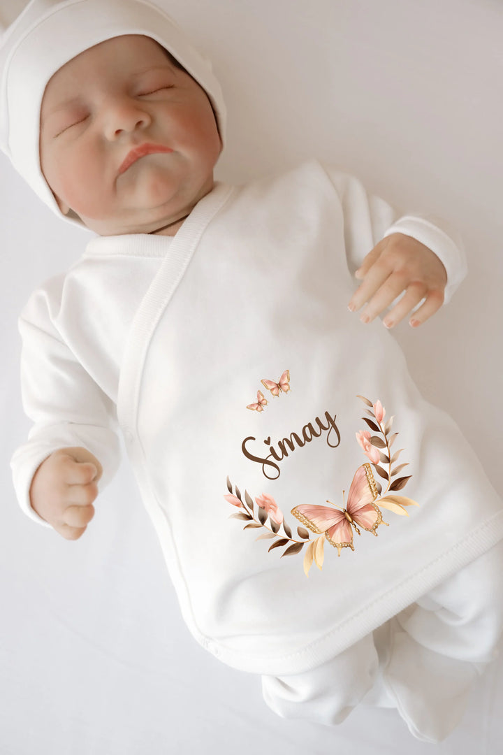 Gepersonaliseerde babyoutfit met vlinderkrans en naam Simay in zachte kleuren en elegante stijl.
