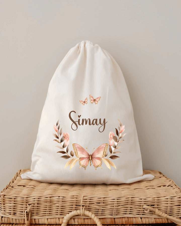 Gepersonaliseerd katoenen zakje met vlinder en naam 'Simay', perfect voor babyspullen.