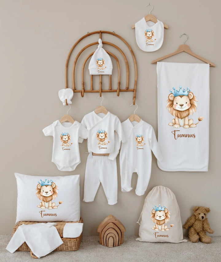 Gepersonaliseerde 12-delige babyset met leeuwenkroon print en naam Tummus, ideaal als kraamcadeau