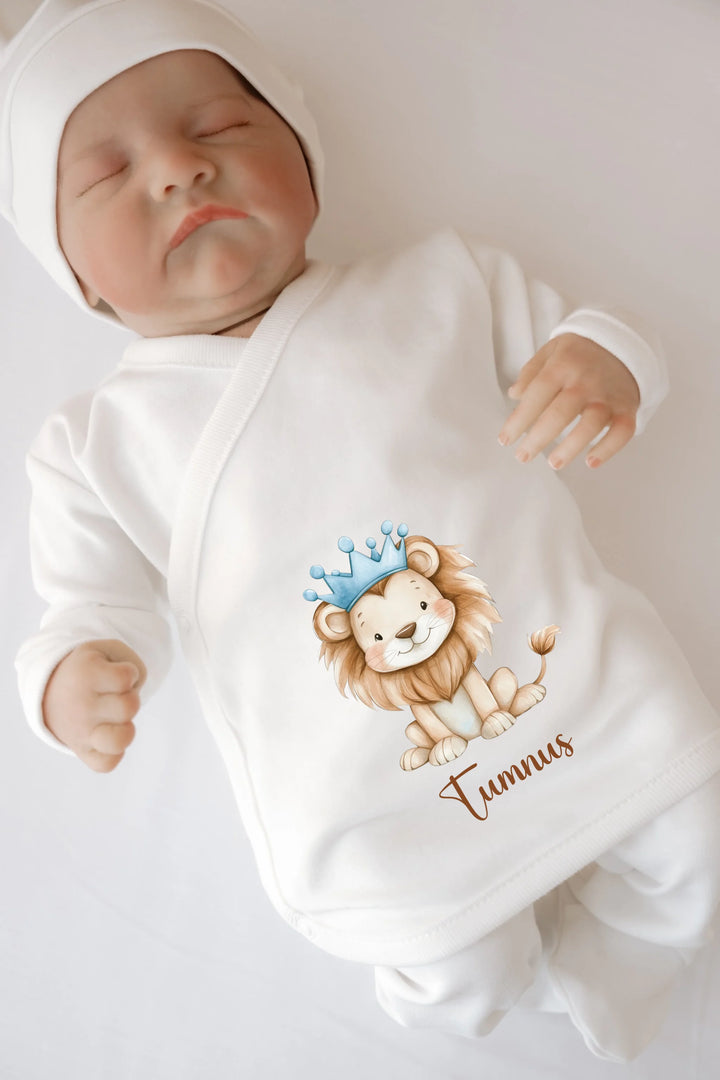 Gepersonaliseerd babyoutfit met schattige leeuwenkroon en naam, perfect als kraamcadeau.