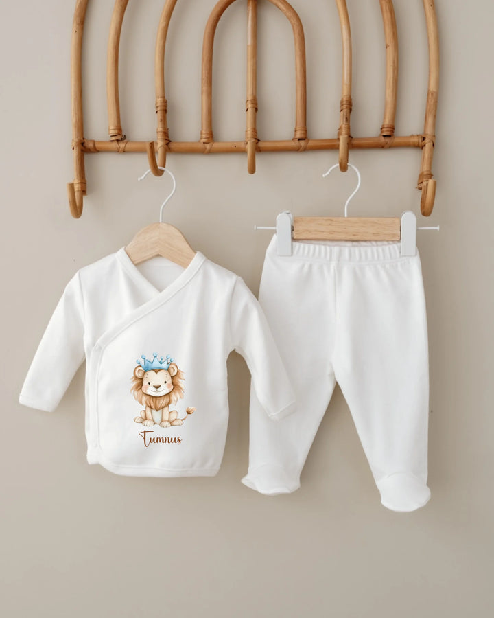 Gepersonaliseerde babyset met leeuwenprint, comfortabele witte romper en broek met de naam Timnus.