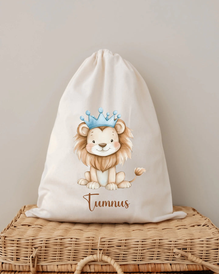 Gepersonaliseerde speelzak met schattige leeuw en kroon, naam Tummnus, perfect voor babykamer decoratie.