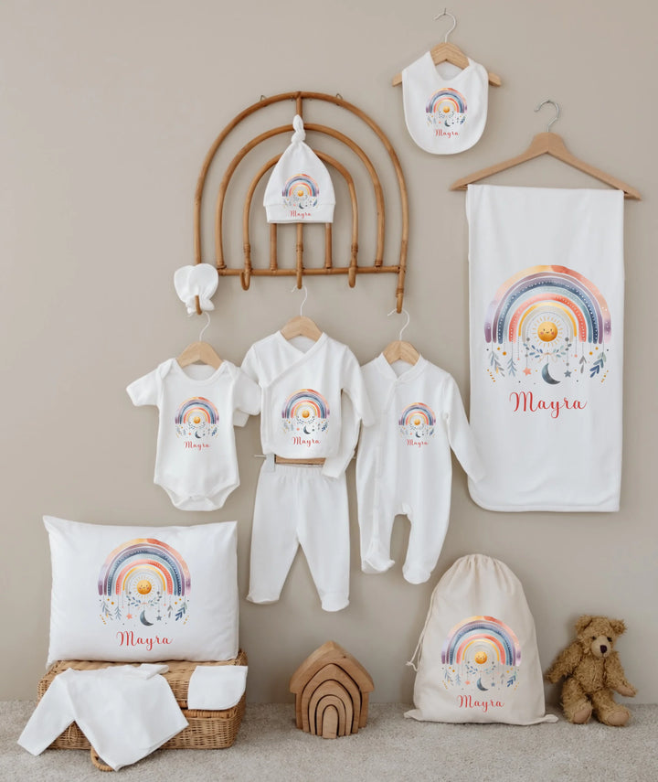 Gepersonaliseerde, kleurrijke regenboog babykleding set met naam, perfect als kraamcadeau.