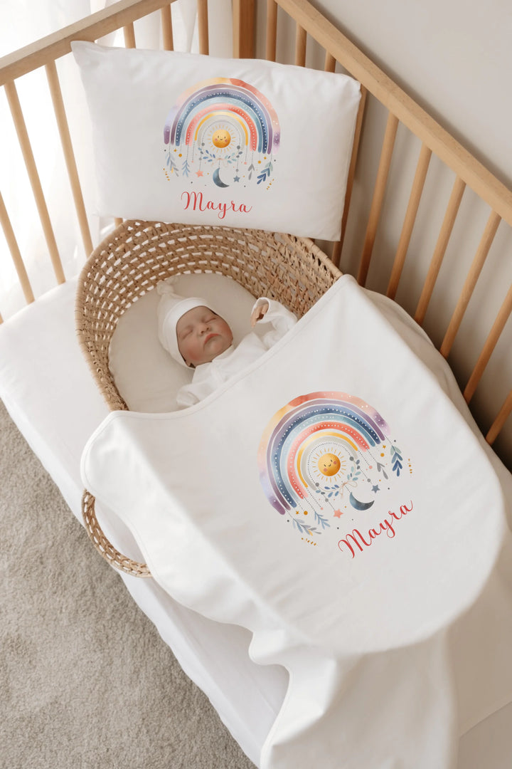 Gepersonaliseerde babyset met regenboogprint en naam, perfect voor kleurrijke babykamerdecoratie.