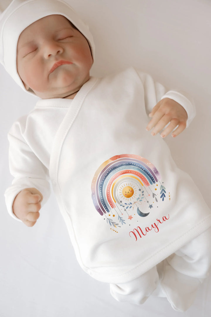 Gepersonaliseerde regenboog babyoutfit met naam op romper, schattig en kleurrijk ontwerp voor meisjes.