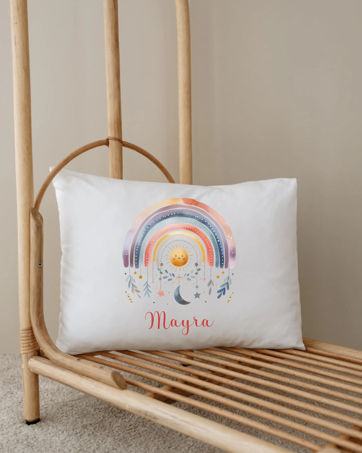 Gepersonaliseerd kussen met kleurrijke regenboogprint en naam Mayra, perfect voor kinderdecoratie.