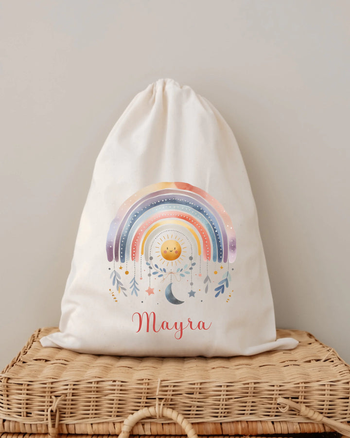 Gepersonaliseerd rugzakje met kleurrijke regenboogprint en naam Mayra, perfect voor een kind.