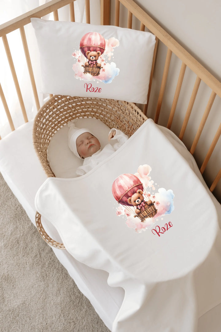 Gepersonaliseerde babyset met teddybeer en roze luchtballon, perfect voor pasgeboren meisjes.