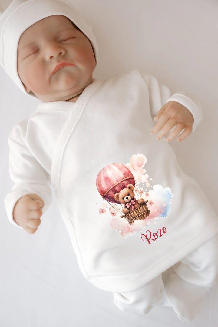 Gepersonaliseerd rompertje met teddybeer in luchtballon en naam Roze voor pasgeboren meisjes.