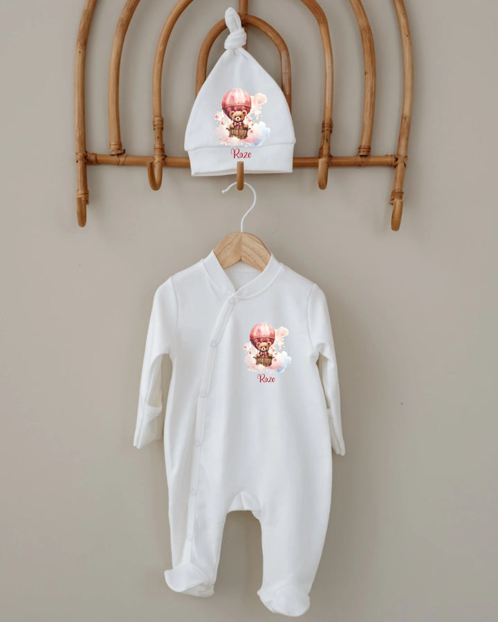 Gepersonaliseerde babyset met teddybeer en roze luchtballon, inclusief romper en mutsje.