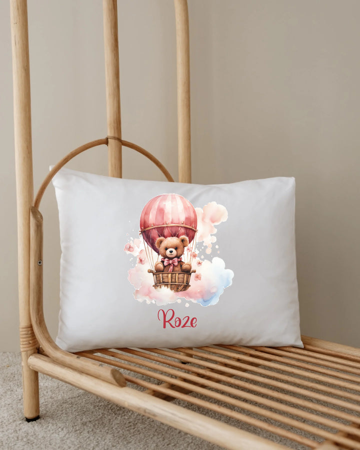 Schattig kussen met teddybeer in luchtballon en roze ontwerp voor babykamer decoratie.