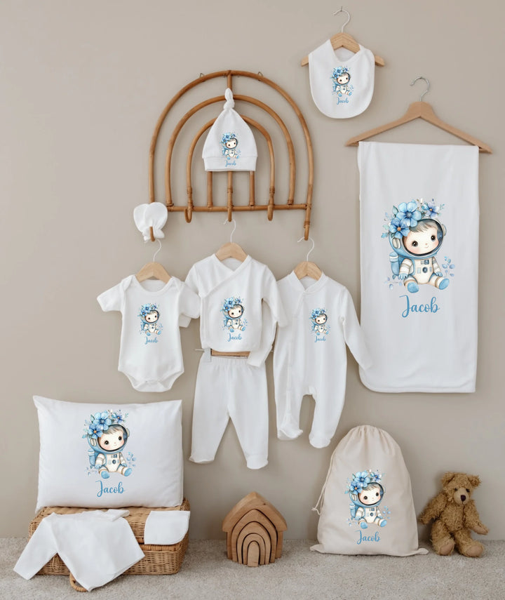 Gepersonaliseerde 12-delige babyset met astronautontwerp voor jongens, met naam 'Jacob', op een neutrale achtergrond.