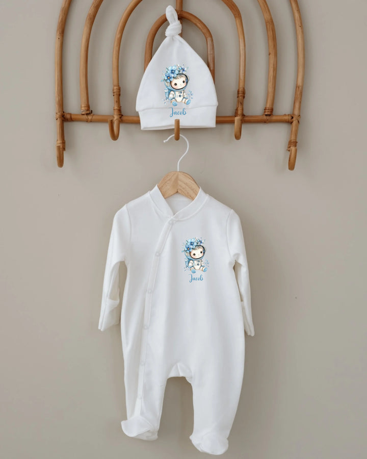 Gepersonaliseerde astronaut babyset met naam, bestaande uit een romper en mutsje in wit met schattige print.