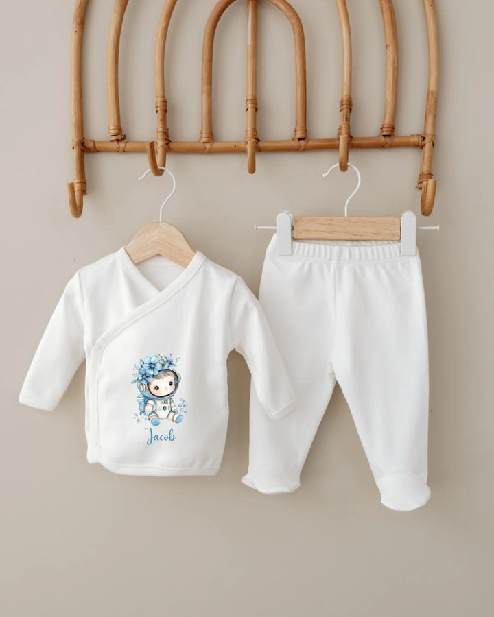 Gepersonaliseerde babyset met astronaut ontwerp en naam 'Jacob', bestaande uit een truitje en broekje.