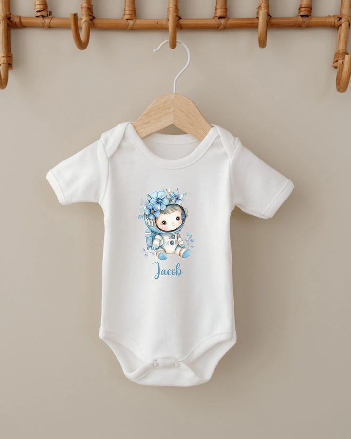 Gepersonaliseerde baby romper met astronaut ontwerp en de naam Jacob, perfect als kraamcadeau.