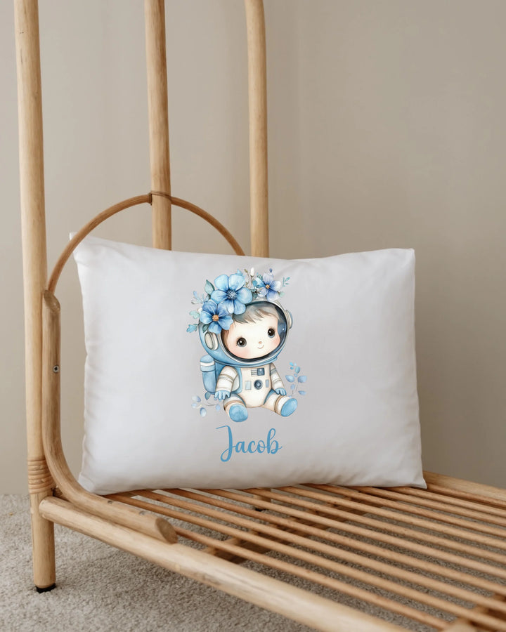Gepersonaliseerd kussen met astronaut ontwerp en de naam Jacob, ideaal voor baby's en kinderen.