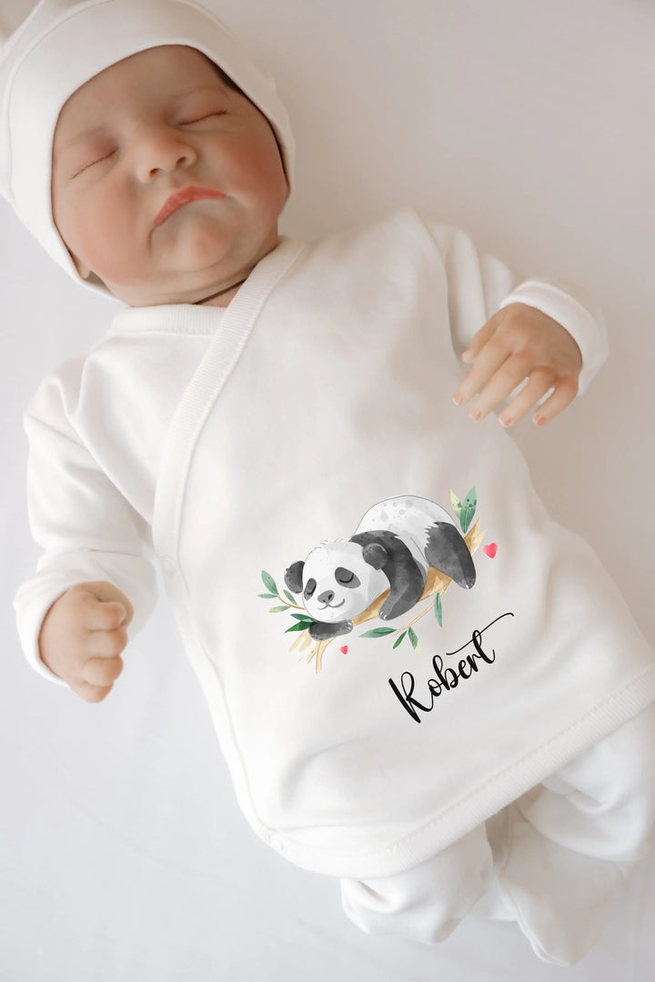 Gepersonaliseerd panda romper voor baby met naam Robert, deel van een 12-delige babykledingset.