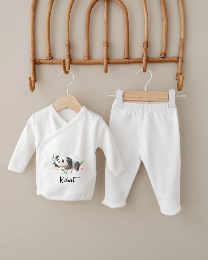 Gepersonaliseerd panda babypak met naam, witte romper en broek, perfect voor newborns.