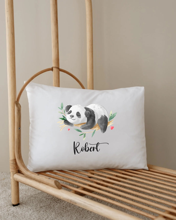 Panda kussen met naam Robert, perfect voor baby's, met schattige panda en natuurlijke elementen.