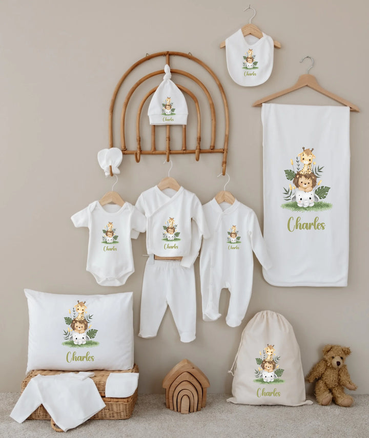 Gepersonaliseerde safari dieren babyset met naam Charles, inclusief romper, boxpakje, mutsje en dekentje.