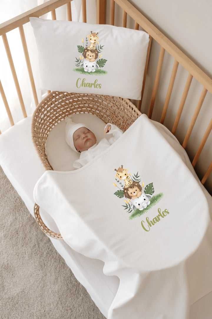 Slaapkamer met baby in een wieg, een dekentje en kussen met leeuwen en de naam Charles erop.
