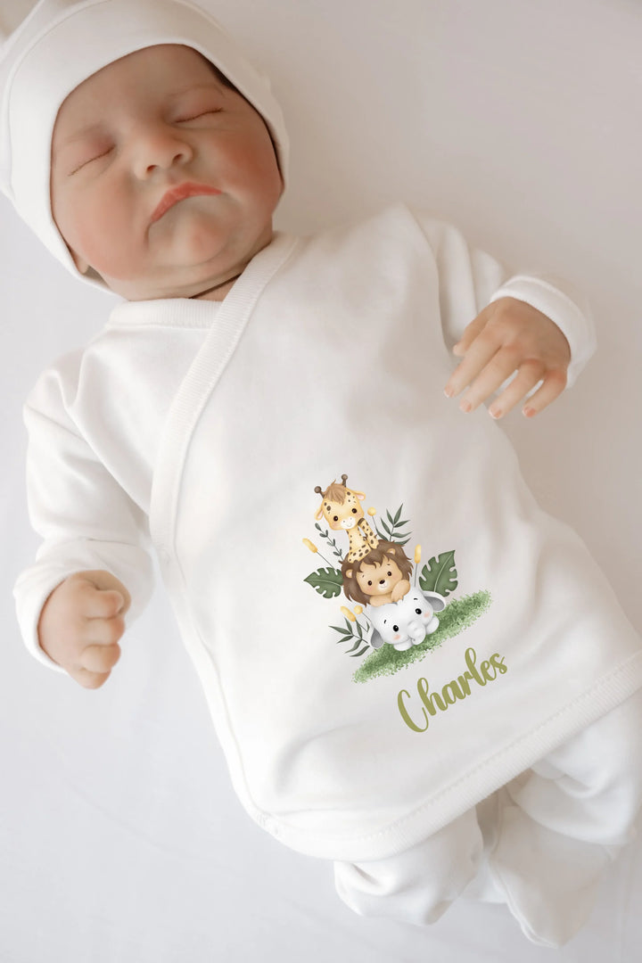 Gepersonaliseerde babyset met safari dierenprint en naam Charles op rompertje, perfect voor een jungle-thema.