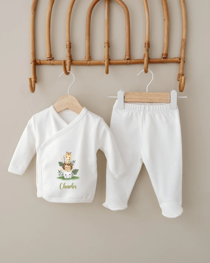 Gepersonaliseerde babyset met naam Charles, featuring een overslagtruitje en broekje met safari dierenprint.