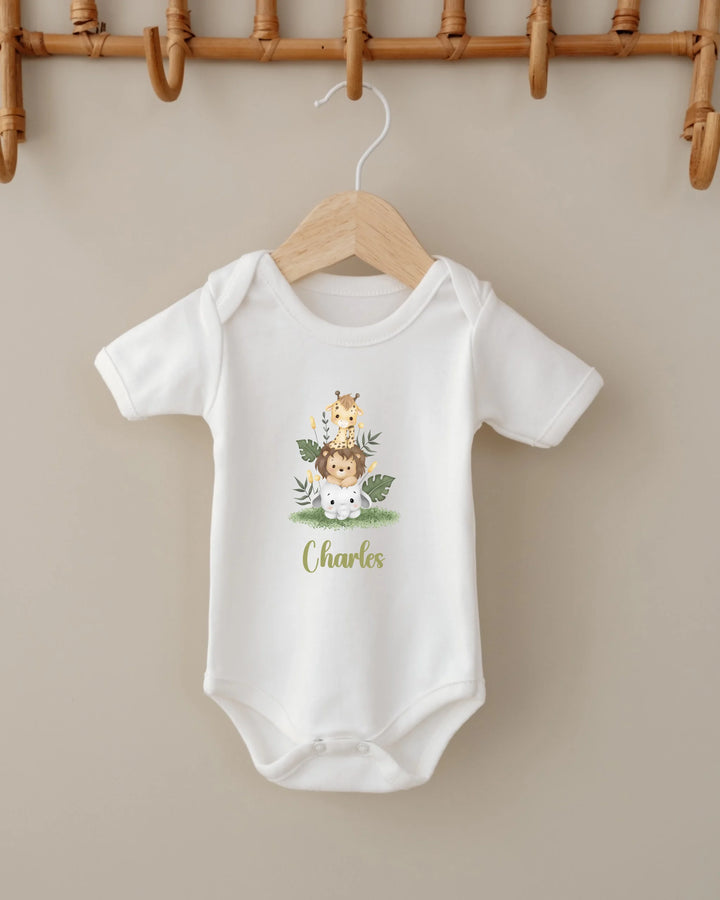 Witte romper met safari dieren en naam Charles, perfect voor baby's eerste avonturen.