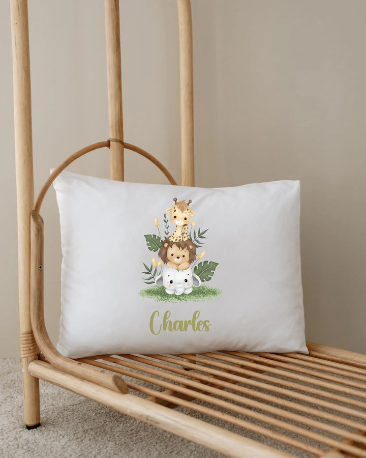 Personaliseren kussen met safari dieren en naam Charles in zachte kleuren, ideaal voor babykamer decor.