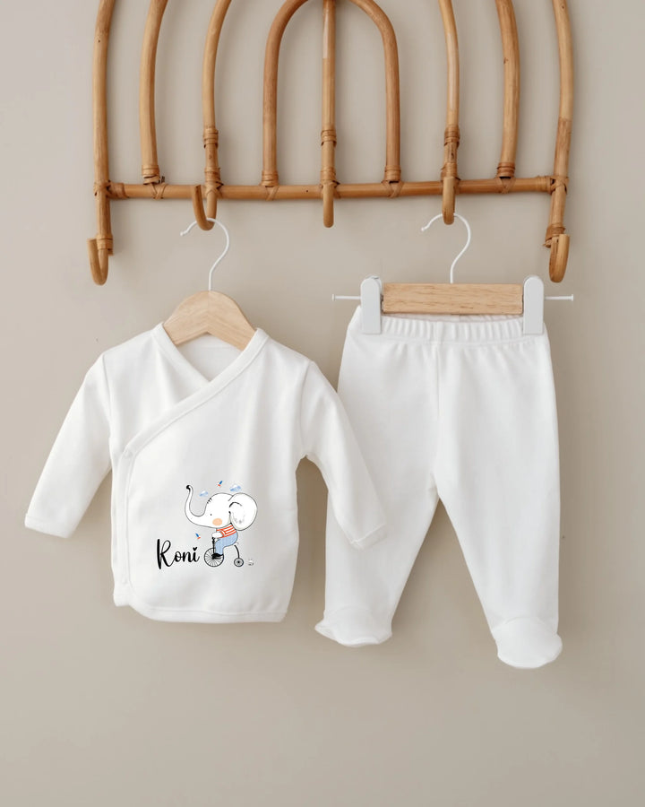 Gepersonaliseerd babysetje met olifant illustratie, inclusief een rompertje en broekje, perfect voor een pasgeborene.