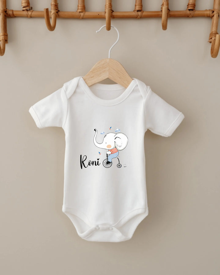 Gepersonaliseerde romper met olifant illustratie en naam Romi, schattige babykleding voor pasgeborenen.