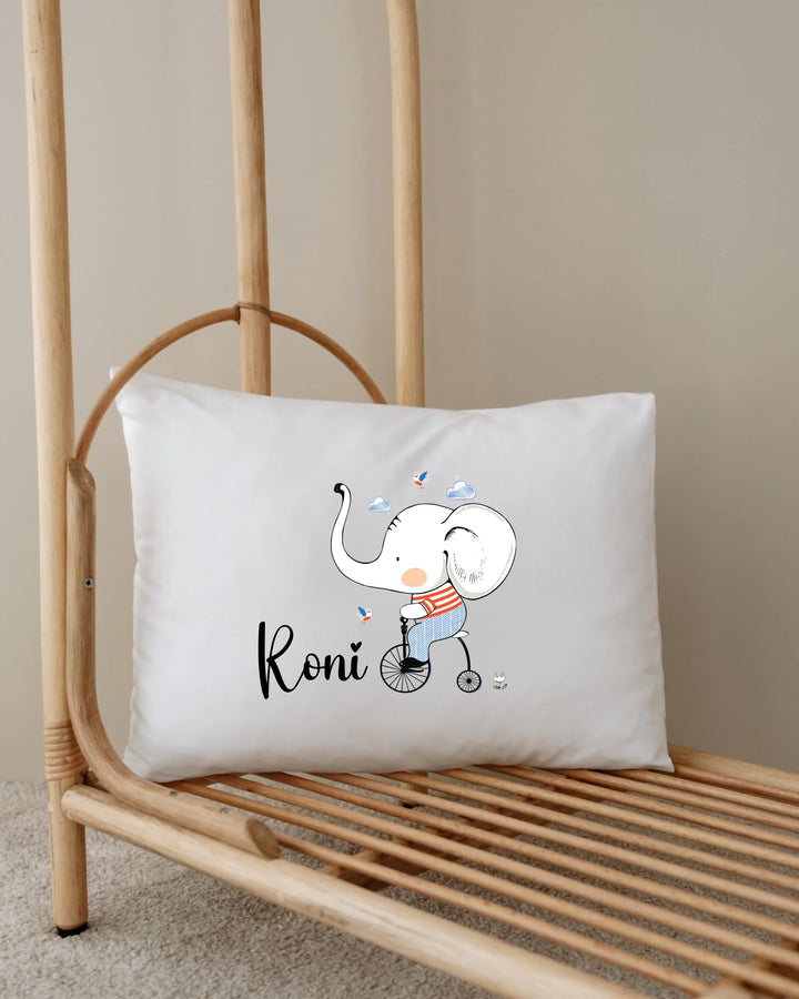 Gepersonaliseerd kussen met olifant illustratie en naam 'Koni', perfect voor de kinderkamer.