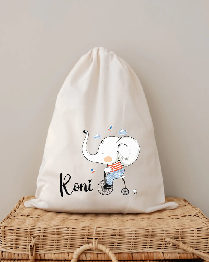 Gepersonaliseerde opbergzak met een schattige olifant op een fiets en de naam Roni, perfect voor babyspullen.